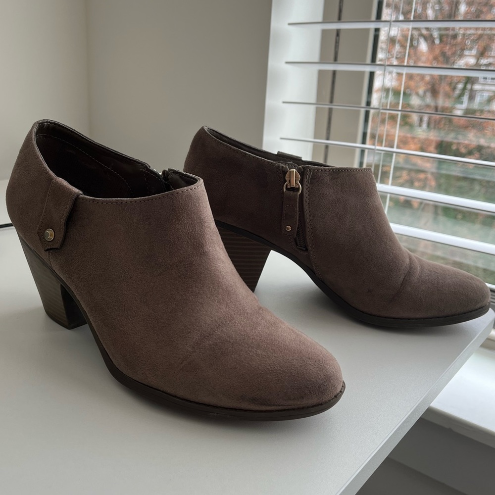 8.5 - Dr. Scholls Memory Foam - Brown Suede Ankle Booties